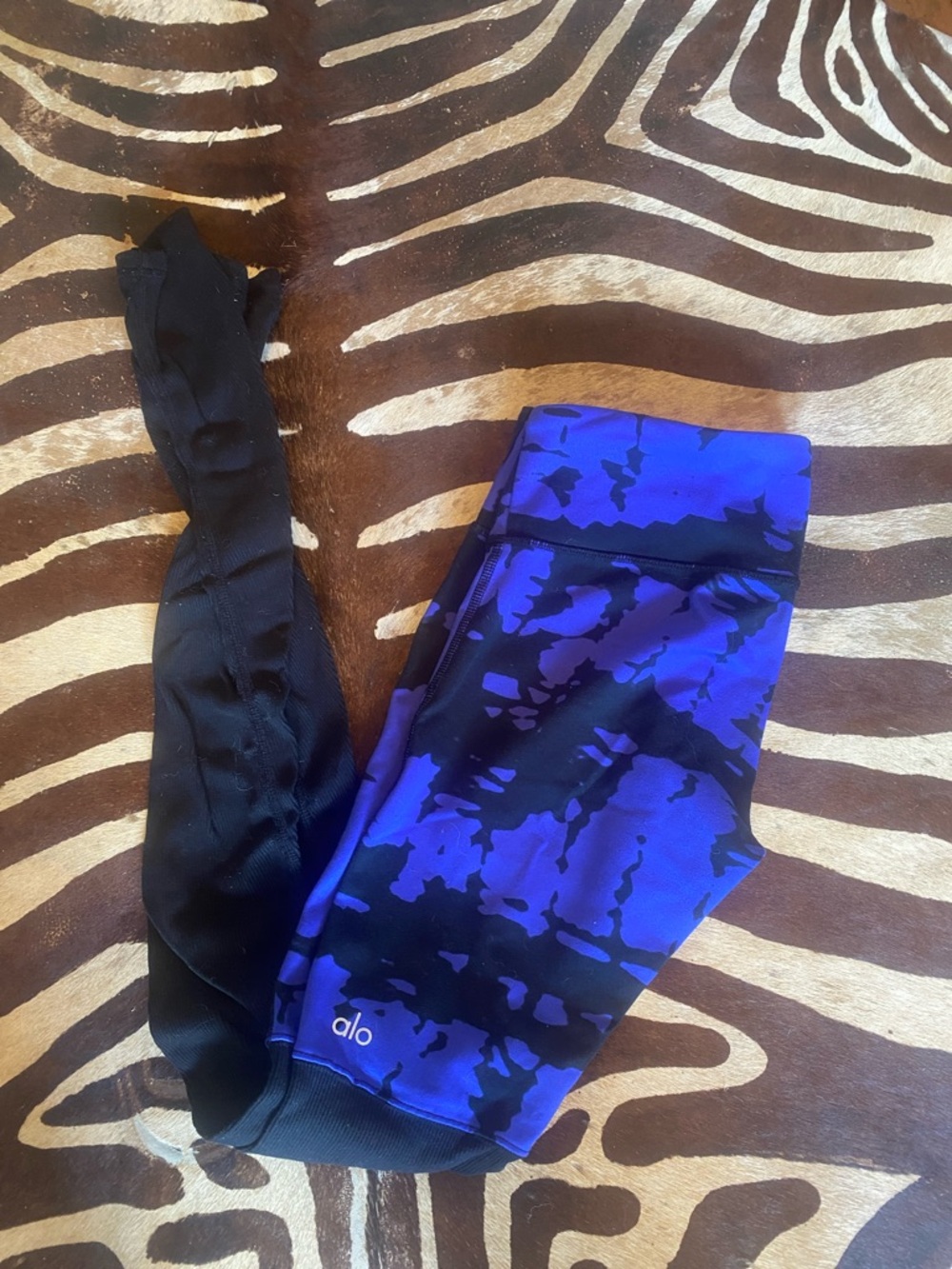 Alo High-Waist Blue & Black Camo Leggings goddess barre